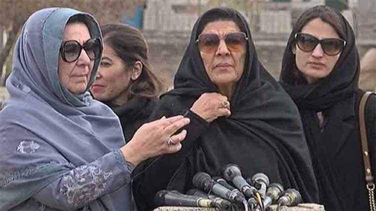Aleema claims that Imran Khan prefers to face cases rather than make a bargain. | RAWALPINDI (Channel News)- Former Prime Minister and PTI founder Imran Khan's sister, Aleema Khan, claims that her brother has made it plain that he would not make any agreements and will not face his legal issues. Channel News Pakistan Aleema claims that Imran Khan prefers to face cases rather than make a bargain. Channel News Pakistan