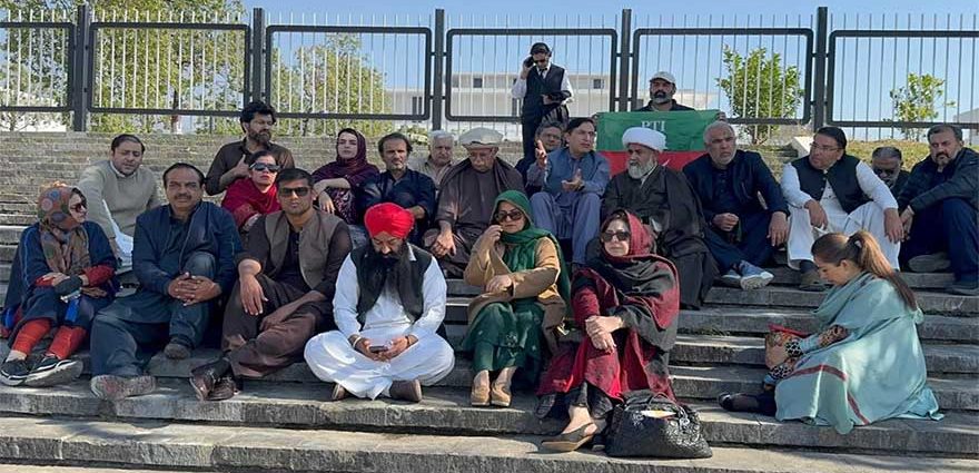 The opposition's sit-in is still going on. Imran Khan has not yet been moved from prison to a hospital. | Tehreek-i-Tahafuz-i-Ayin-i-Pakistan, the major opposition alliance, began the sit-in on Thursday after informing the Supreme Court that Imran Khan had lost 85% of his vision in his right eye. Channel News Pakistan The opposition's sit-in is still going on. Imran Khan has not yet been moved from prison to a hospital. Channel News Pakistan